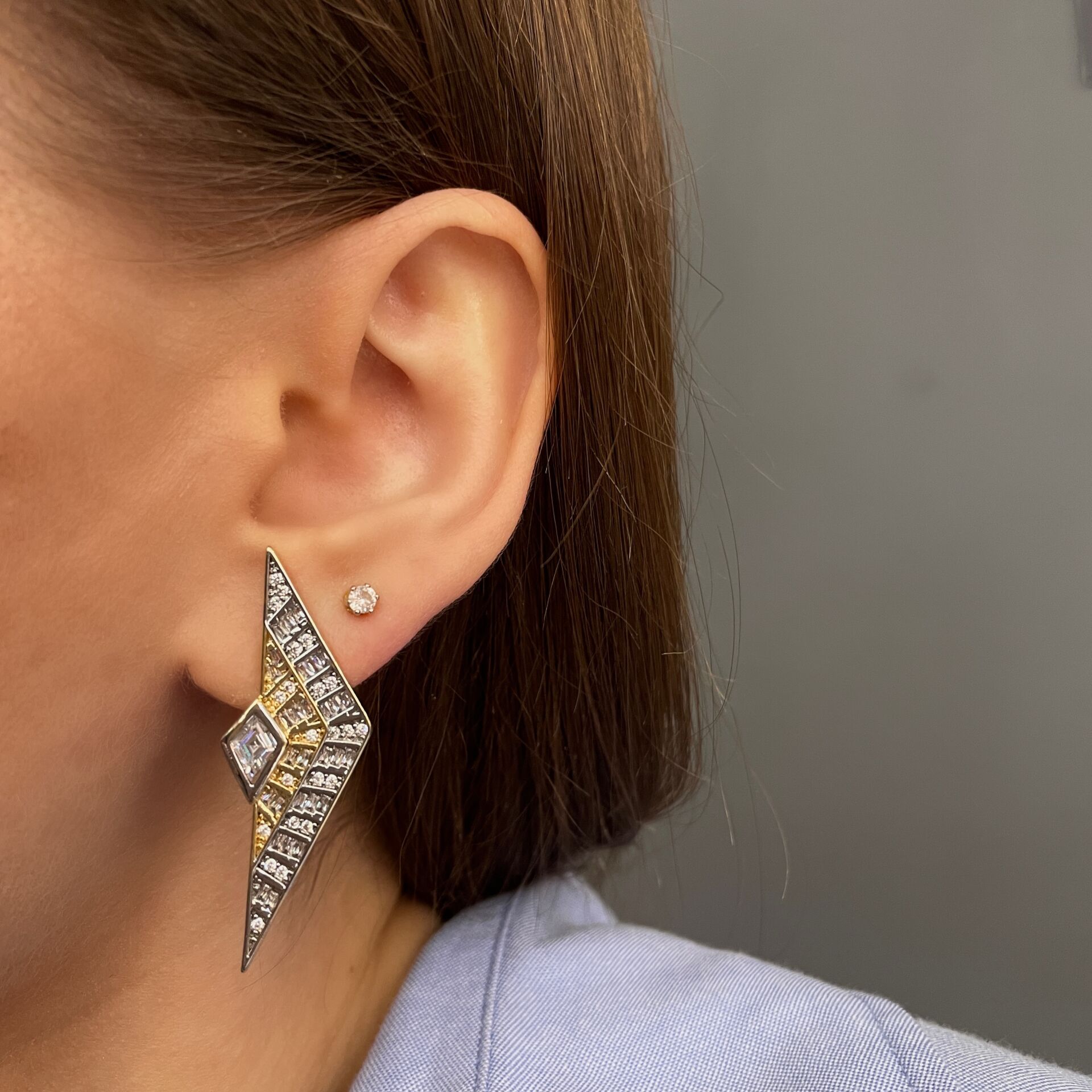 İthal İki Renkli Taşlı Tasarım Üçgen Küpe