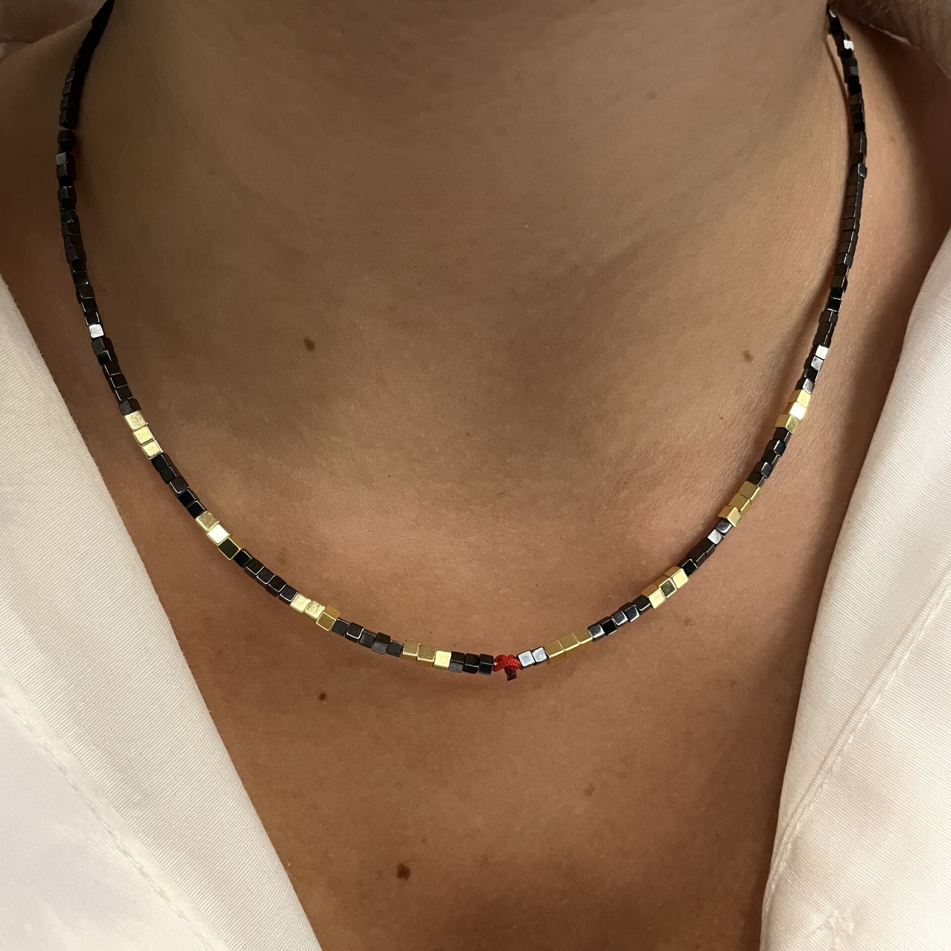 Kırmızı İp Detaylı Hematit Taşlı Kolye Lirae