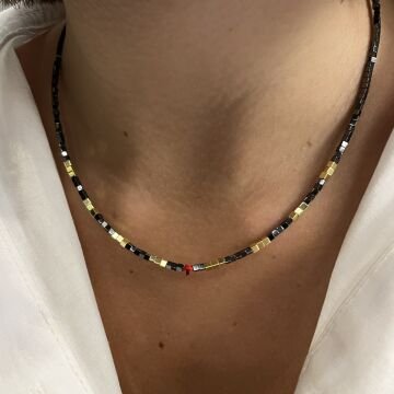 Kırmızı İp Detaylı Hematit Taşlı Kolye Lirae