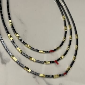 Kırmızı İp Detaylı Hematit Taşlı Kolye Lirae