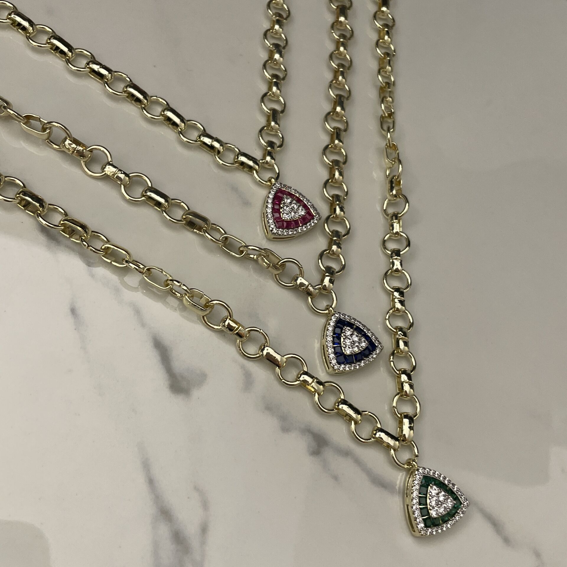 İthal Renkli Taşlı Üçgen Tasarımlı Kolye Coline