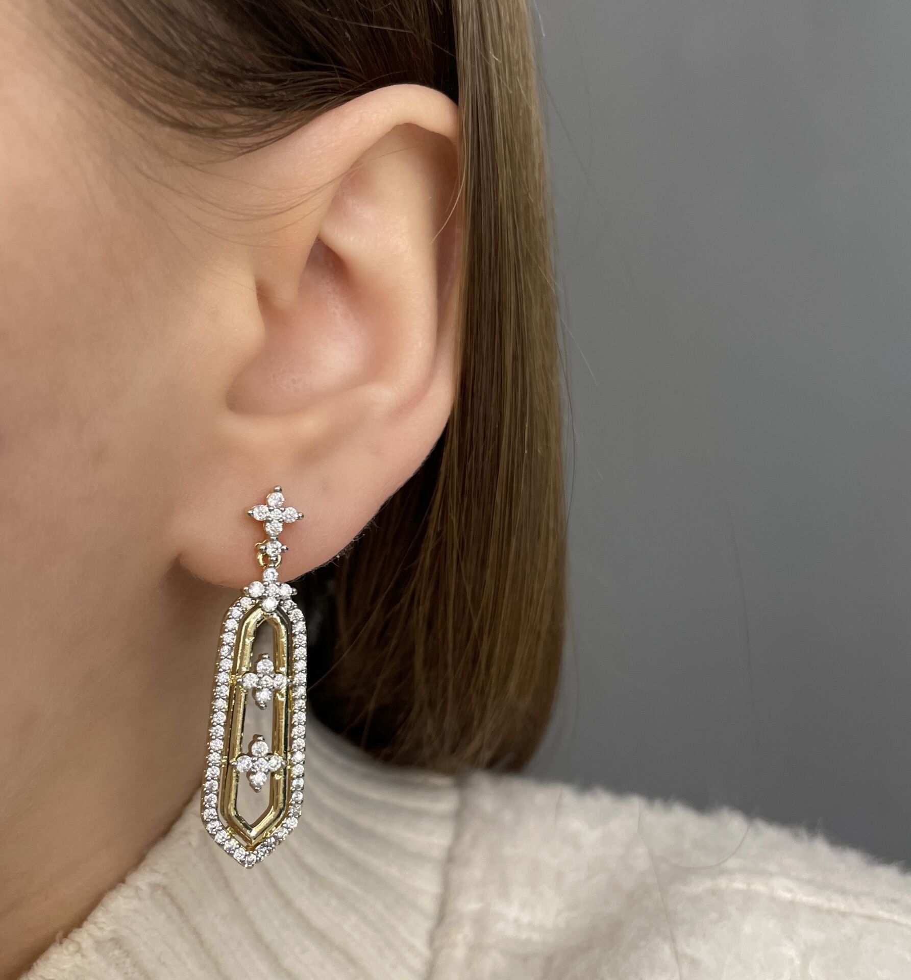 İthal Taşlı Çiçek Detaylı Tasarım Küpe Brilla