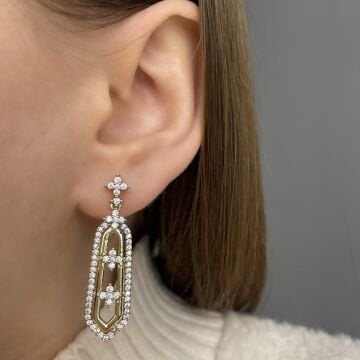 İthal Taşlı Çiçek Detaylı Tasarım Küpe Brilla