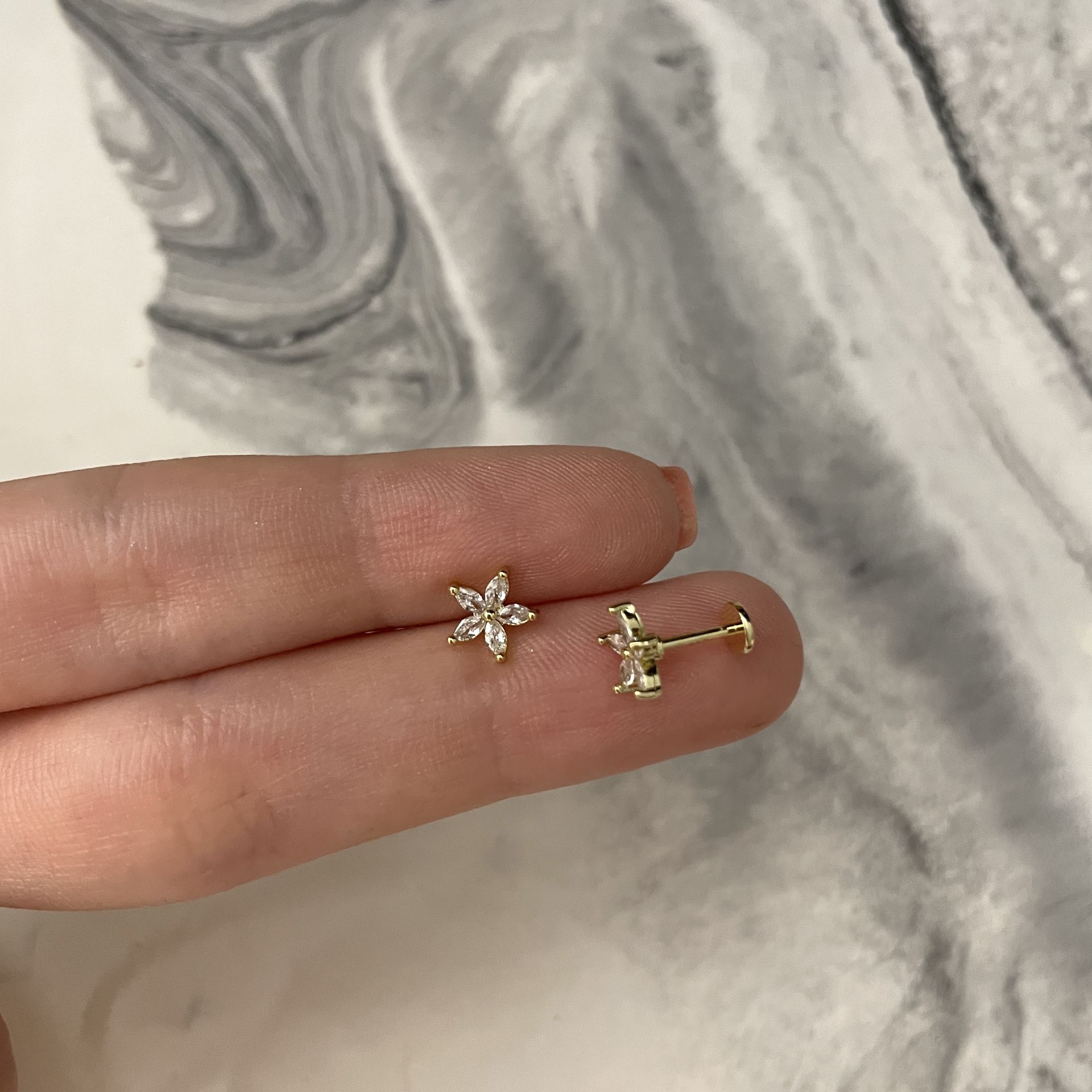 Cerrahi Çelik Taşlı Çiçek Piercing