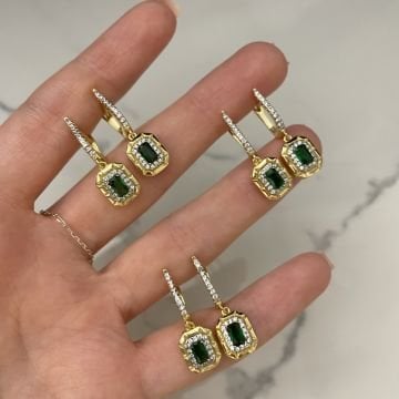925 Ayar Gümüş İthal Pırlanta Modeli Zümrüt Taşlı Küpe Larissa