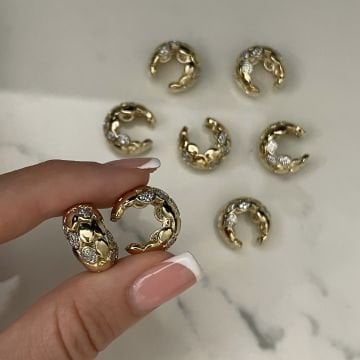 İthal Taş Detaylı Tasarım Sıkıştırmalı Kıkırdak Küpe