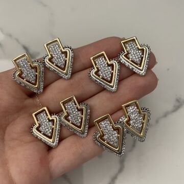 İthal İki Renkli Taş Detaylı Ok Model Küpe