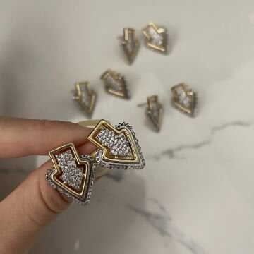İthal İki Renkli Taş Detaylı Ok Model Küpe