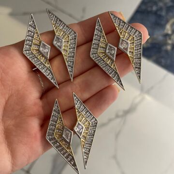 İthal İki Renkli Taşlı Tasarım Üçgen Küpe