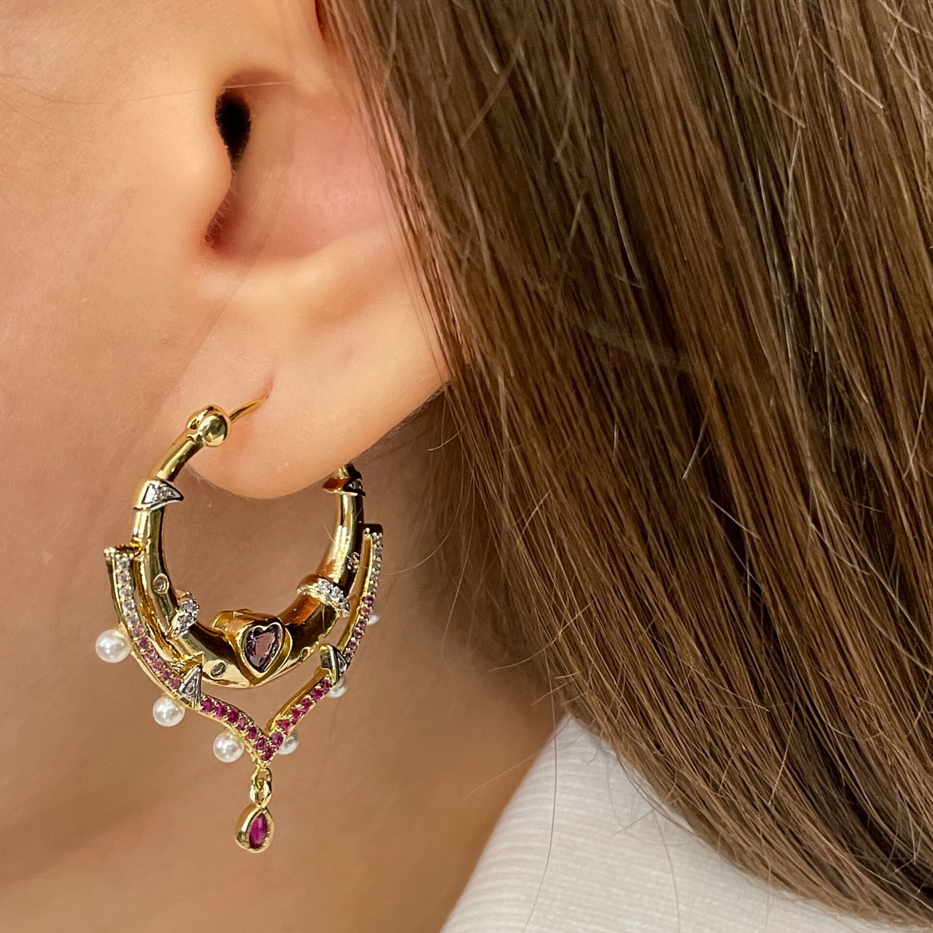 İthal İnci Ve Taş Detaylı Kalpli Tasarım Halka Küpe