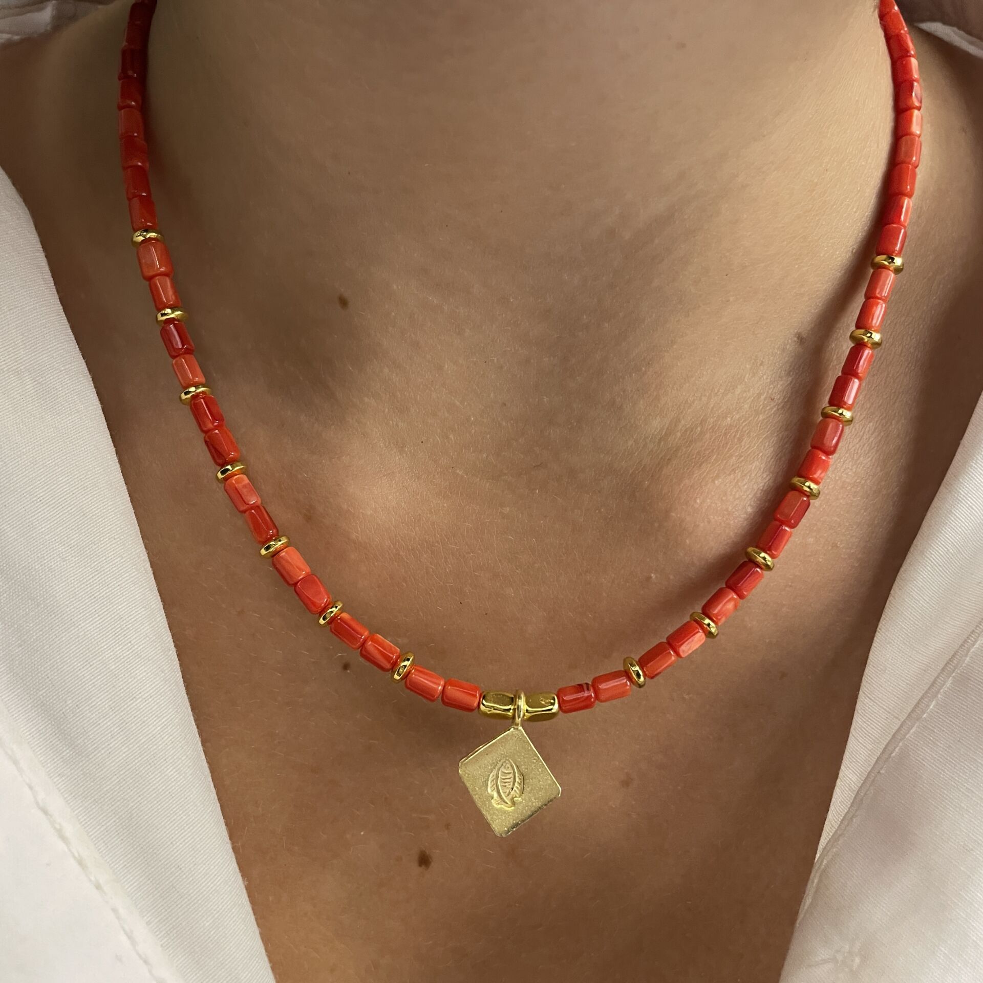 925 Ayar Gümüş Turuncu Sedef Taşlı Balık Kolye Marin