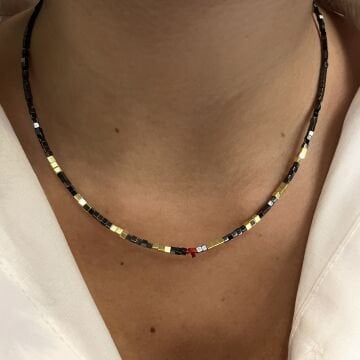 Kırmızı İp Detaylı Hematit Taşlı Kolye Lirae