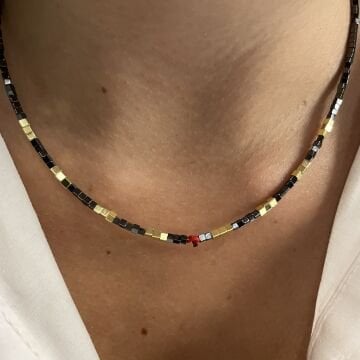 Kırmızı İp Detaylı Hematit Taşlı Kolye Lirae