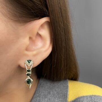 İthal Yeşil Taşlı Üçgen Tasarımlı Küpe