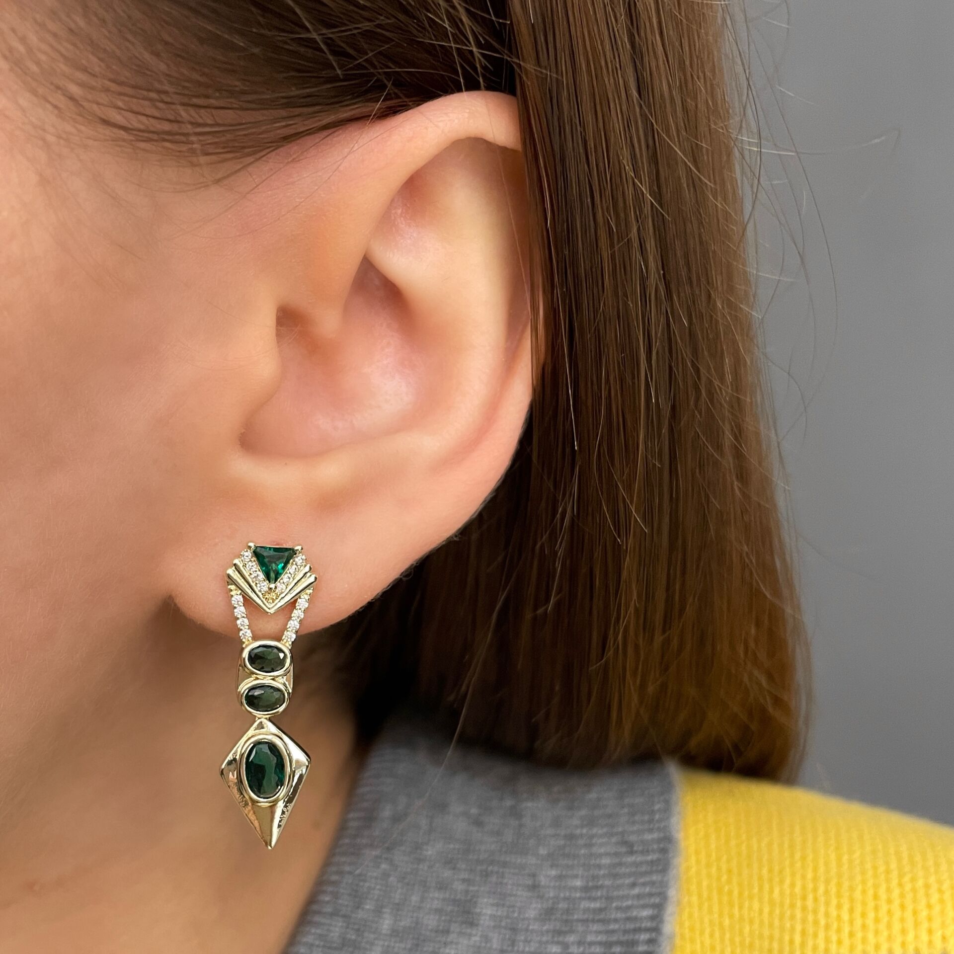 İthal Yeşil Taşlı Üçgen Tasarımlı Küpe