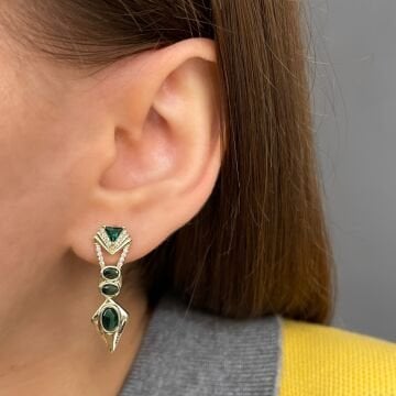 İthal Yeşil Taşlı Üçgen Tasarımlı Küpe