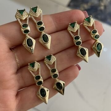 İthal Yeşil Taşlı Üçgen Tasarımlı Küpe