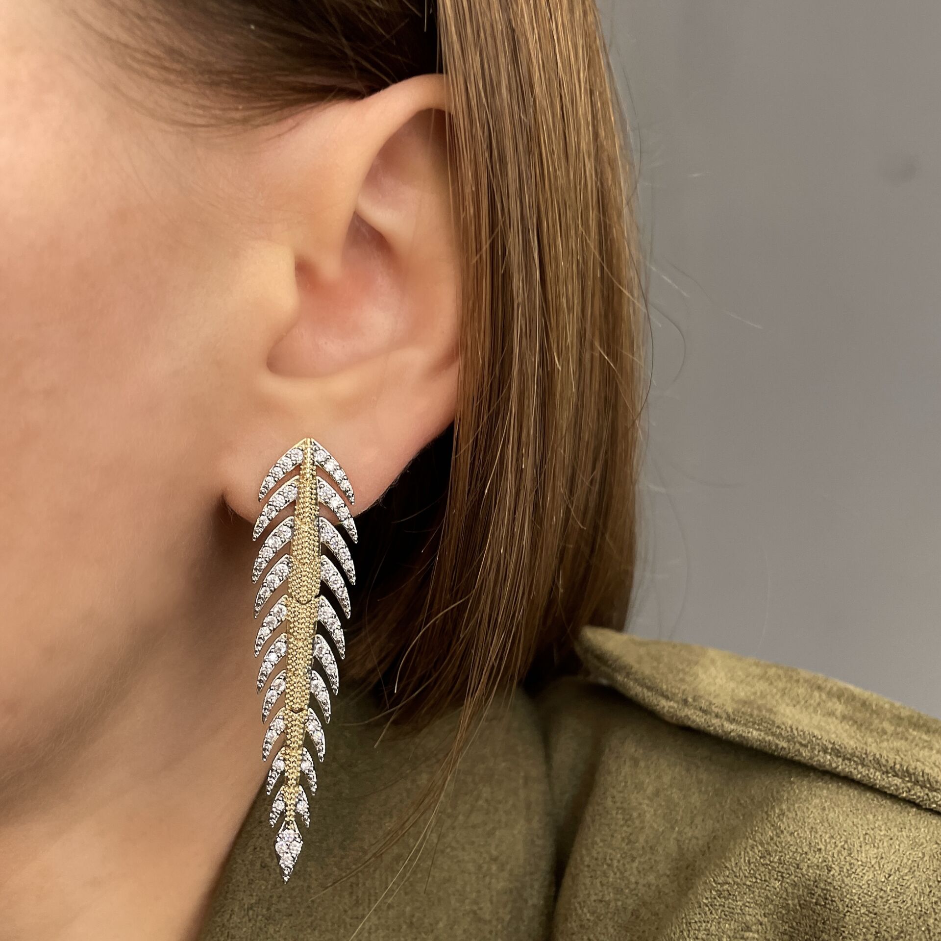 İthal İki Renkli Taşlı Balık Sırtı Model Küpe