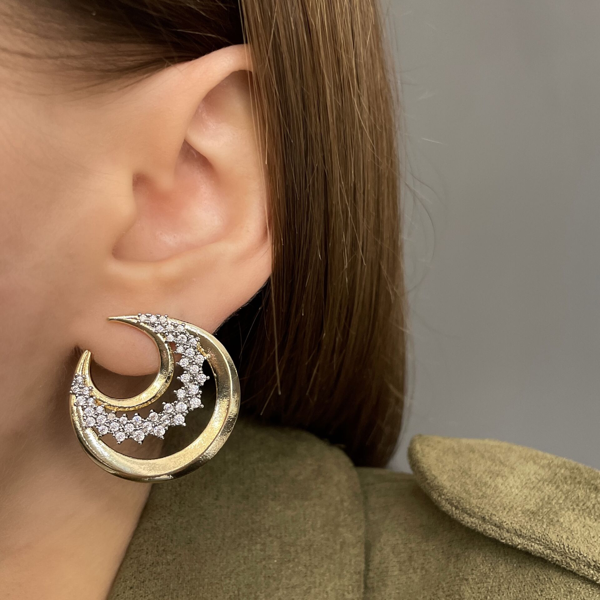 İthal Taş Detaylı Tasarım Ay Küpe